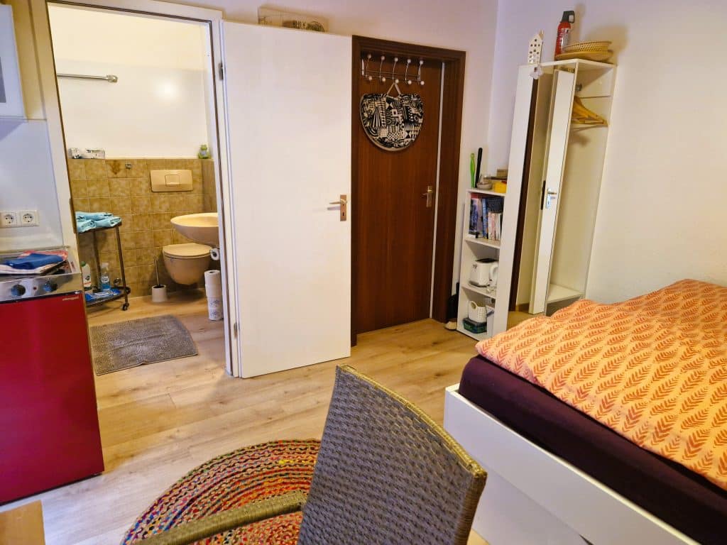 Blick Richtung Eingangstür von unserem Studio-Apartment