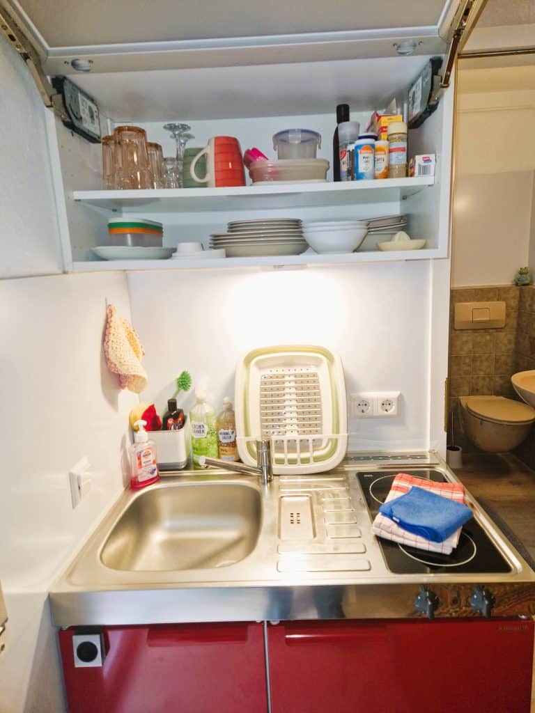 Geschirr und Gewürze in unserem Miniapartment