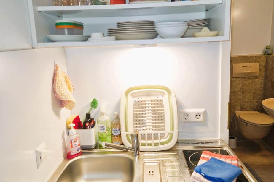 Geschirr und Gewürze in unserem Miniapartment