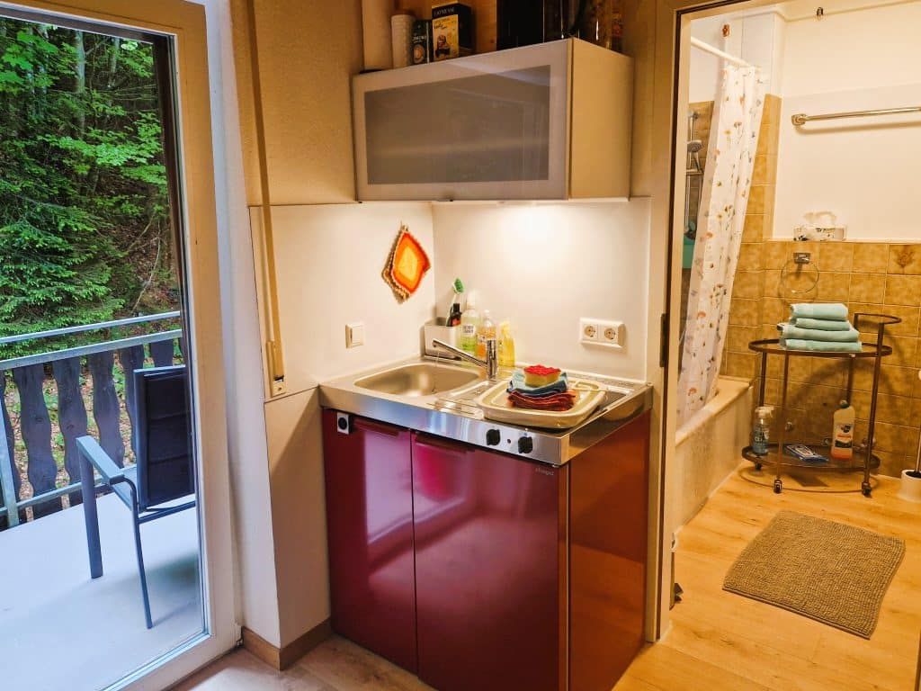 Unsere kleine Ferienwohnung Schwarzwald hat eine hochwertige Teeküche