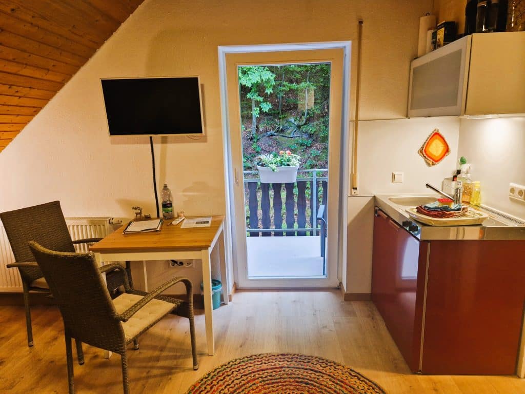 Blick auf Küche. Balkon und Essplatz