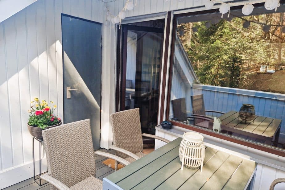 Teilüberdachter Balkon in der unteren Etage unserer Ferienwohnung für Familien