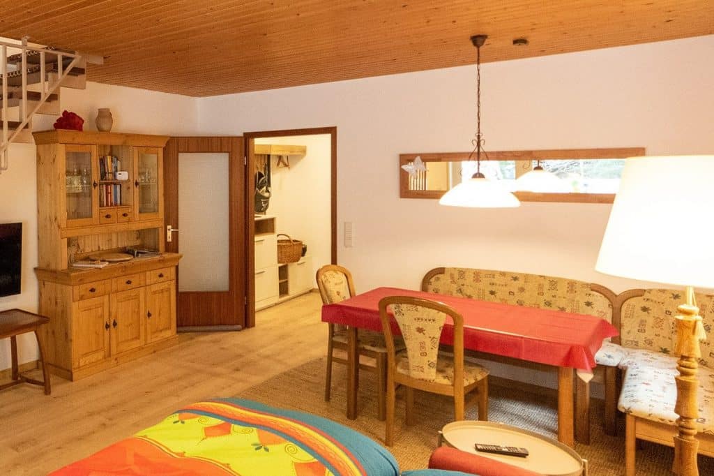 Ferienwohnung Schönwald - Blick auf Sitzecke und Buffet - Essen und Spielen im Familienurlaub